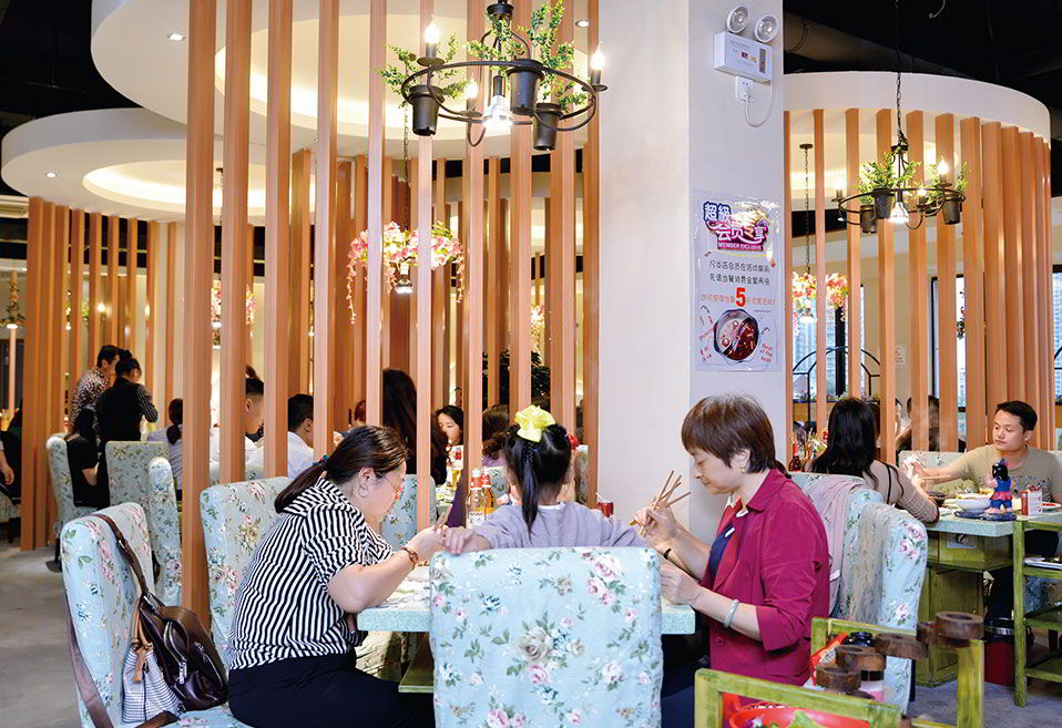 顾客正在用餐时刻
